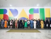 Lula dá posse a ministros no Planalto e assina dec