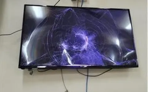 Homem é preso após quebrar televisores de hospital