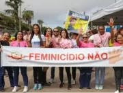 Mulheres fazem passeata no DF em protesto contra o