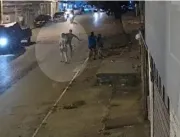 Em Goiás, mulher cai no chão após levar “voadora” 