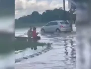 Moradores de Goiânia pescam em ruas alagadas do João Braz após chuvas