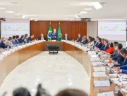 Lula faz promessas a governadores e prefeitos em b