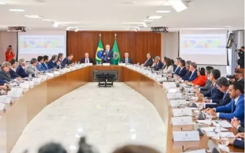 Lula faz promessas a governadores e prefeitos em b