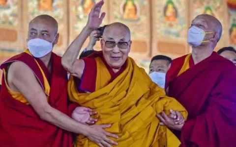 Dalai lama pede desculpas a menino por pedir para 