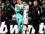 Goleiro da Juventus deixa jogo da Liga Europa com dores no peito, mas passa bem