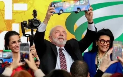 Lula visita fábrica de empresário que confessou pr