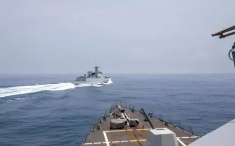 Navio chinês e destróier norte-americano quase col
