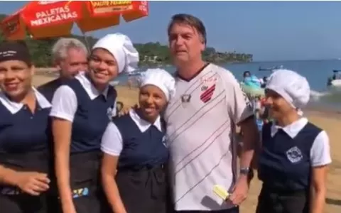 Bolsonaro passa feriado em praia de SP