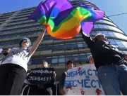 Parlamento russo proíbe transexuais de adotarem cr