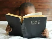 Justiça proíbe leitura bíblica e uso da frase ‘sob