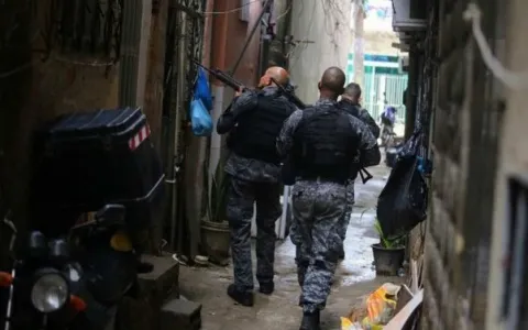 Megaoperação no Rio ocupa favelas e bloqueia celulares em presídios