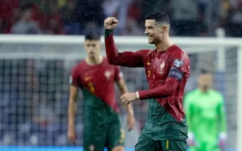 Cristiano Ronaldo marca dois gols e Portugal garan
