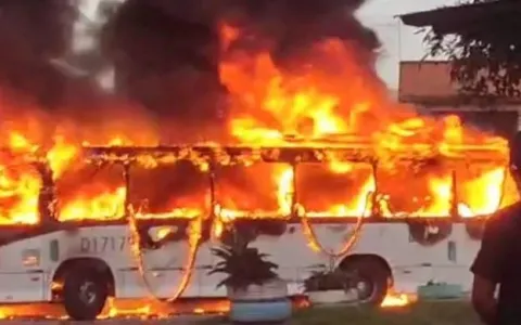 Dezenas de ônibus são incendiados no RJ após políc