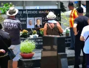 Túmulo de casal Iris reúne admiradores no cemitério Santana, em Goiânia