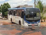 Ônibus cai em buraco em asfalto formado por rompim