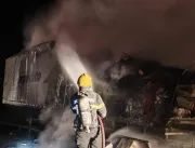 Caminhão baú carregado pega fogo na GO-080, em Goi