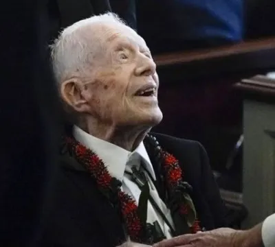 Jimmy Carter, de 99 anos, comparece ao funeral de sua esposa Rosalynn