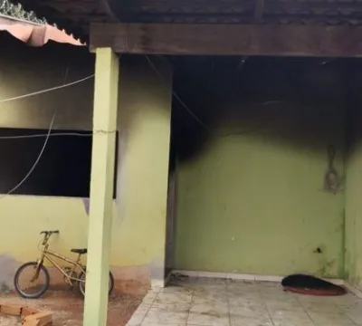 Populares invadem e incendeiam casa de suspeito de matar Amélia Vitória, em Aparecida