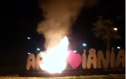 Placa com nome de Aragoiânia pega fogo