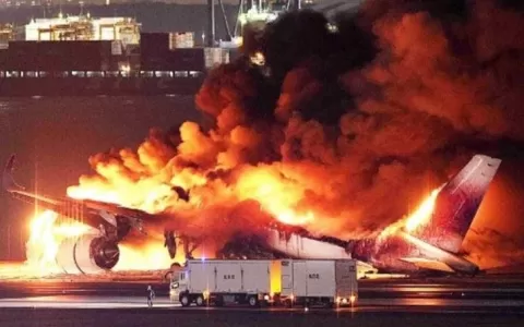 Avião pega fogo em aeroporto de Tóquio e 367 passa