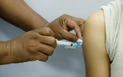 Vacina contra a dengue na rede pública chegará pri