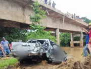 Homens morrem após caminhonete cair da ponte sobre o Rio dos Bois, em Edealina