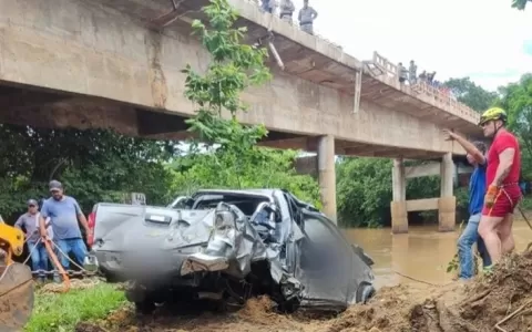 Homens morrem após caminhonete cair da ponte sobre