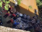 Mulher morre após caminhão com carga de arroz cair de uma ponte na GO-080, em Nerópolis