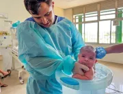 Técnica de ofuroterapia acalma bebês no Hospital R