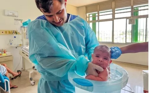 Técnica de ofuroterapia acalma bebês no Hospital Regional de Santa Maria