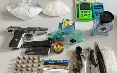 Polícia apreende armas e drogas em casa que seria 