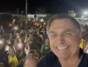 Bolsonaro é recebido por apoiadores no Acre.