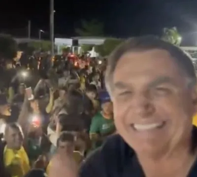 Bolsonaro é recebido por apoiadores no Acre.