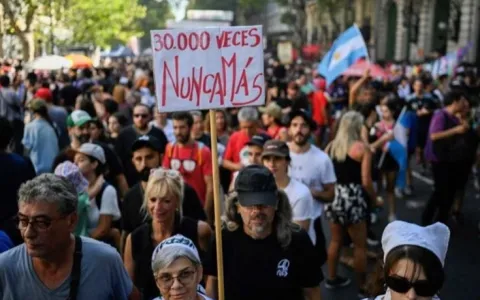 Argentinos relembram 48 anos do golpe
