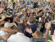 Bolsonaro é recebido por apoiadores em Uberaba (MG