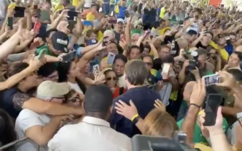 Bolsonaro é recebido por apoiadores em Uberaba (MG
