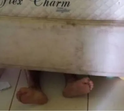Homem se esconde debaixo de cama com medo de ser p