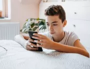 O uso excessivo do celular na infância e seus impa