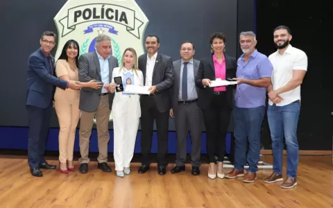 Amélio Cayres recebe condecoração da Polícia Civil