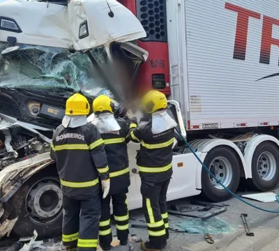 Caminhoneiro tem pé amputado após engavetamento esmagar cabine de carreta em Araguaína
