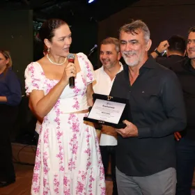 Deputado Amélio Cayres é homenageado pelo Sindjor 