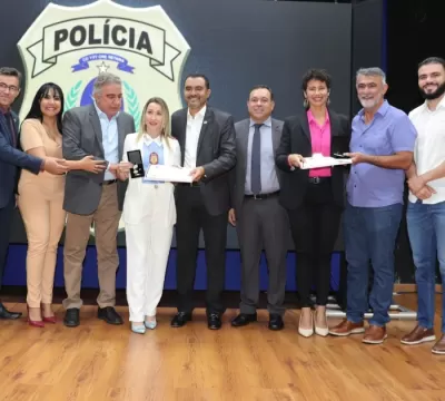 Amélio Cayres recebe condecoração da Polícia Civil
