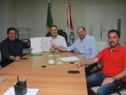 Prefeito de Joaquim Gomes recebe do governador Ren