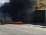 Manifestantes ateiam fogo a pneus e bloqueiam a La