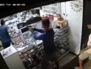 VÍDEO: Dupla é flagrada tentando assaltar loja no 