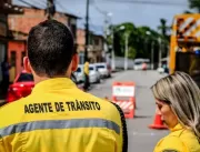 Obras interditam rua no Pinheiro, em Maceió, por a