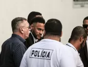 Neymar chega à Delegacia da Mulher para depor sobr