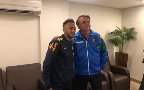 Jair Bolsonaro vai a hospital para visitar Neymar