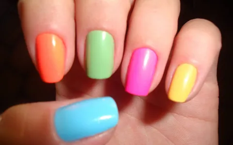  Rainbow nails é o estilo queridinho das unhas!