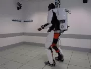 Homem paraplégico consegue andar com exoesqueleto 